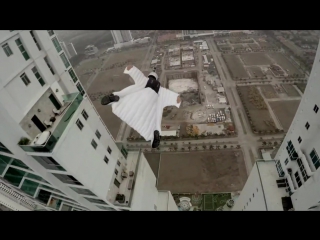 Итальянская модель пролетела между небоскребами в Панаме