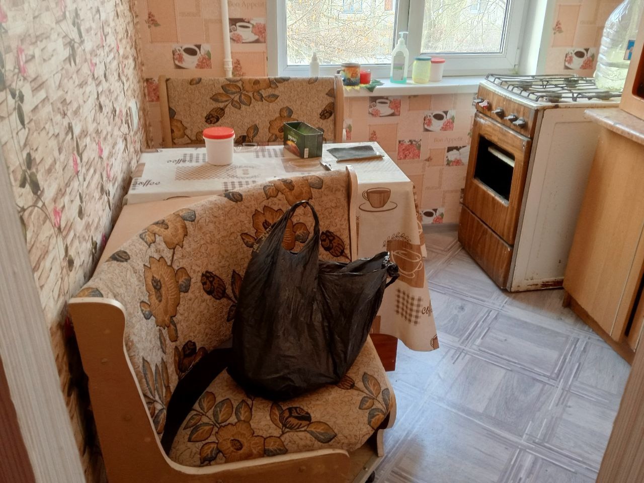 Продаётся 2-ух комнатная квартира г. Антрацит. Этаж 3 (5 этажный дом), не угловая, тёплая, сухая, с балконом (застеклён). Окна М/пл., дверь железная. Установлен бак с водой,вся новая электроника, поменяны канализация и водоснабжение,частично выполнен капитальный ремонт. Квартира находится в центре города. Р...